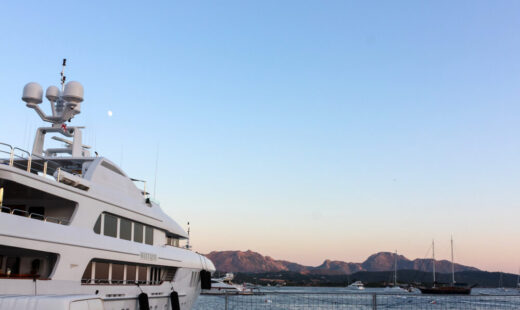 Immagine di un superyacht in metallo