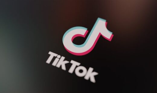 Logo di TikTok con sfondo di contenuti digitali