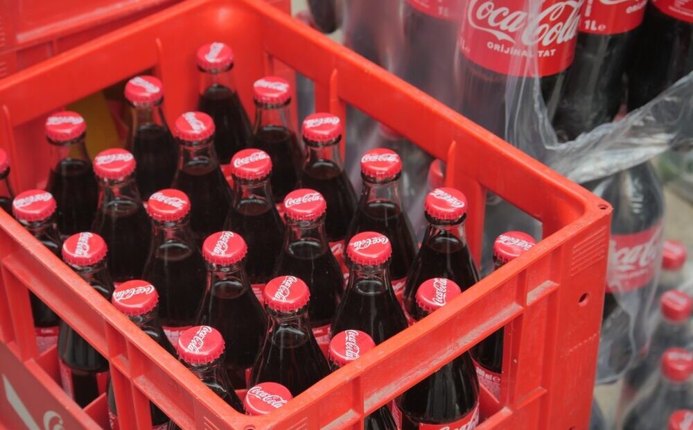 Logo di Coca-Cola con sfondo di latticini