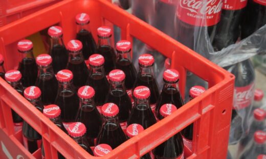 Logo di Coca-Cola con sfondo di latticini