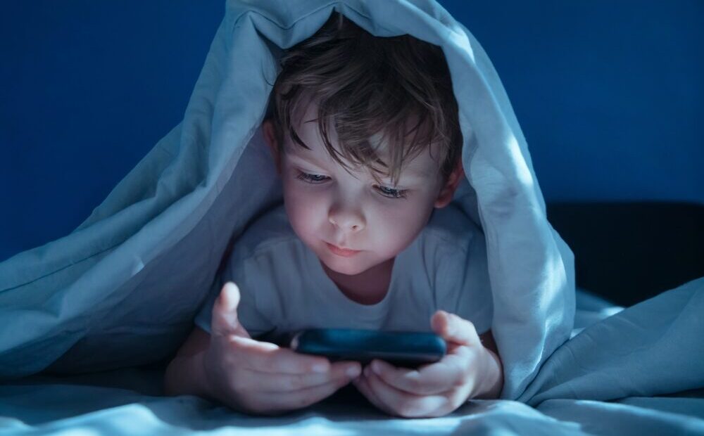 Esposizione agli schermi e rischi per bambini