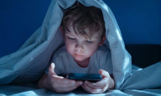 Esposizione agli schermi e rischi per bambini