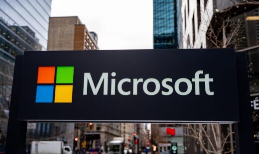 Logo Microsoft con sfondo tecnologico