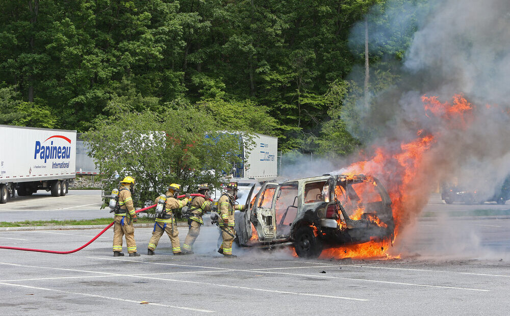 Uomo si dà fuoco in auto a Cinisello Balsamo