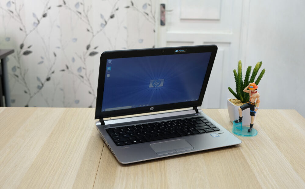 HP OmniDesk con design in legno scuro