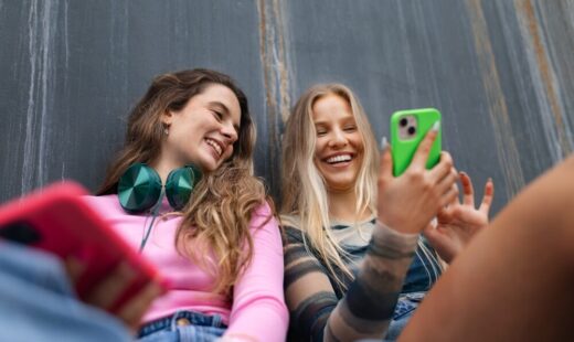Generazione Z al lavoro con tecnologia
