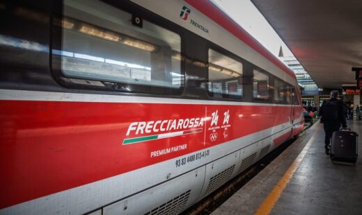 Treno regionale Trenitalia in movimento