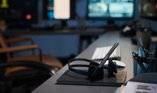 Scrivania Vernal Core3 in un ambiente di lavoro moderno