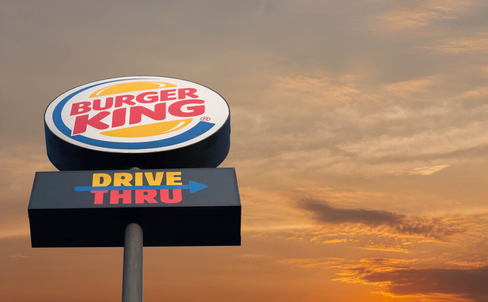 Logo di Burger King con sfondo di dati digitali