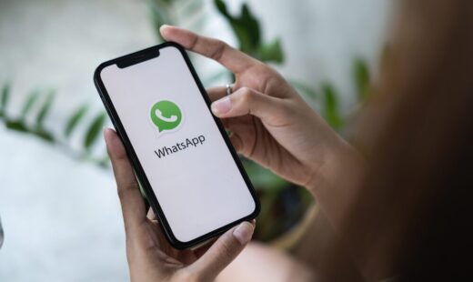 Screenshot dell'interfaccia WhatsApp con la nuova scheda 'Tu'