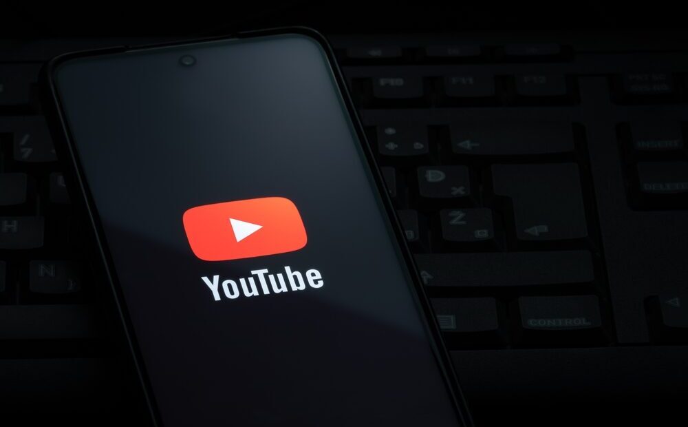 Screenshot del nuovo layout di YouTube con il pulsante 'non mi piace' nel menu a tre puntini.