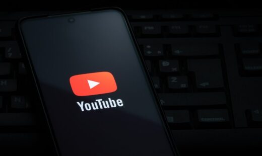 Screenshot del nuovo layout di YouTube con il pulsante 'non mi piace' nel menu a tre puntini.