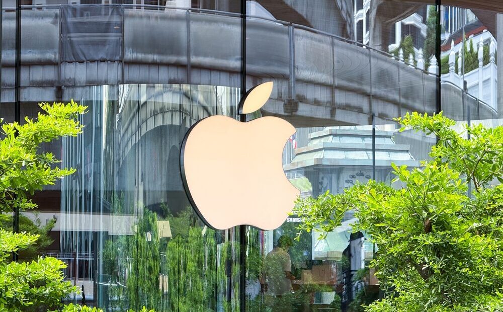Logo di Apple con sfondo tecnologico