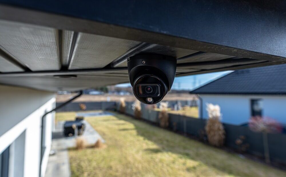 Telecamera Eufy E10 installata su una finestra